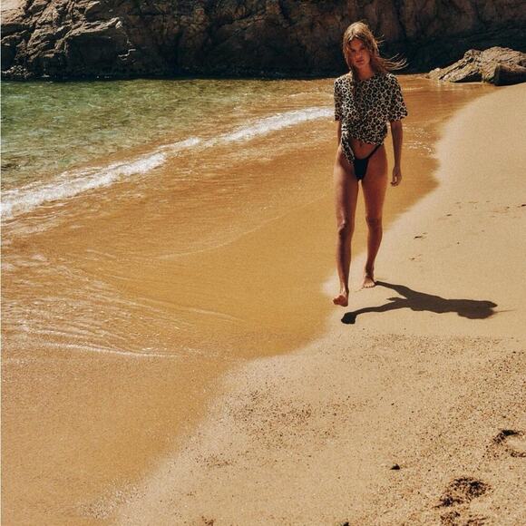 Zara Black Slide Bikini Bottoms
Slide bikini bottom. Interior lining - Picture 6 of 8